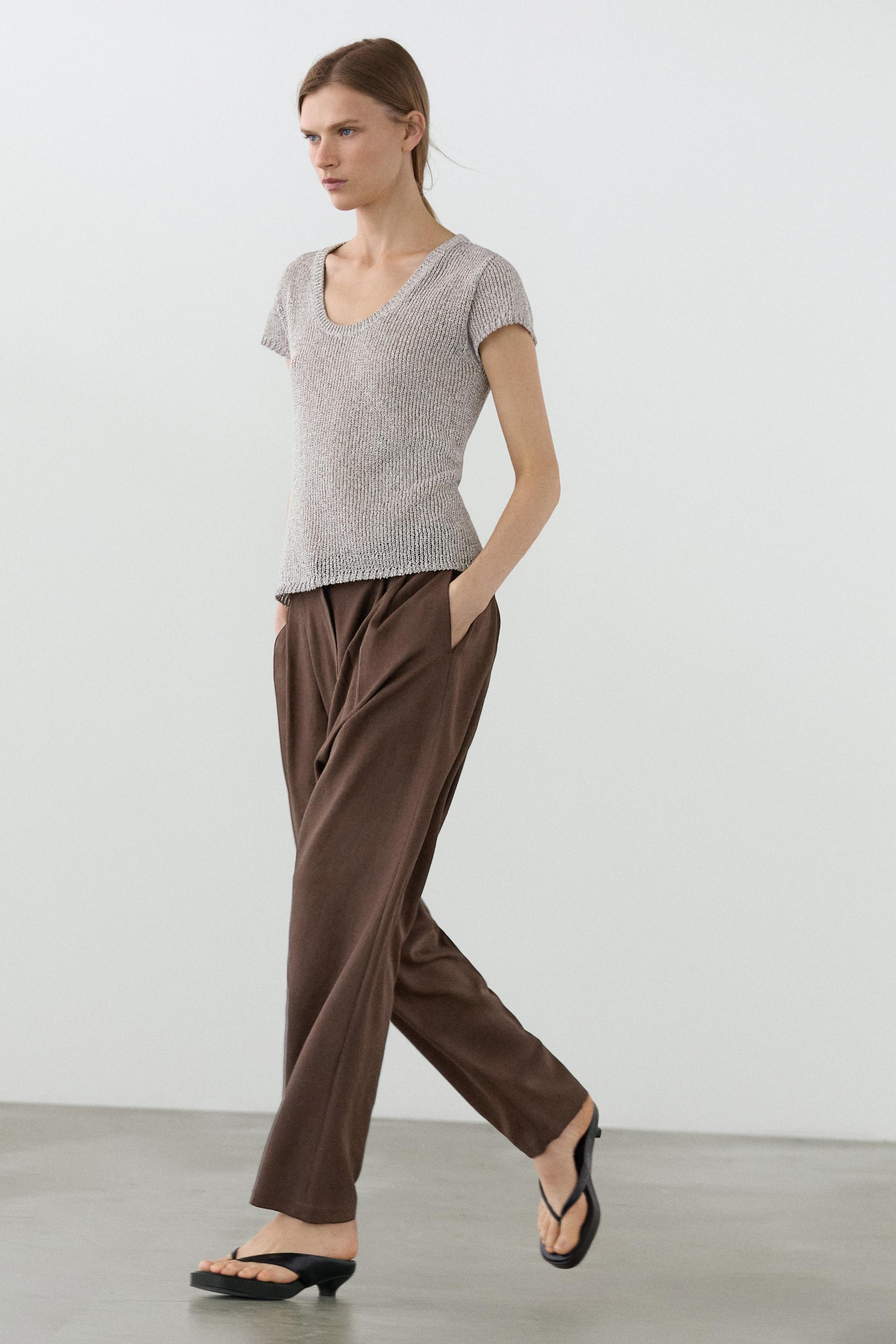 Short sleeve knit sweater with thread detail